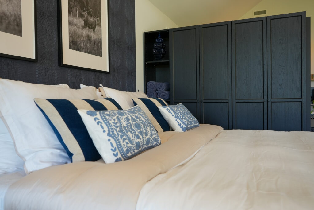 Tweepersoons boxspring in Bed & Breakfast De Koningshoeve