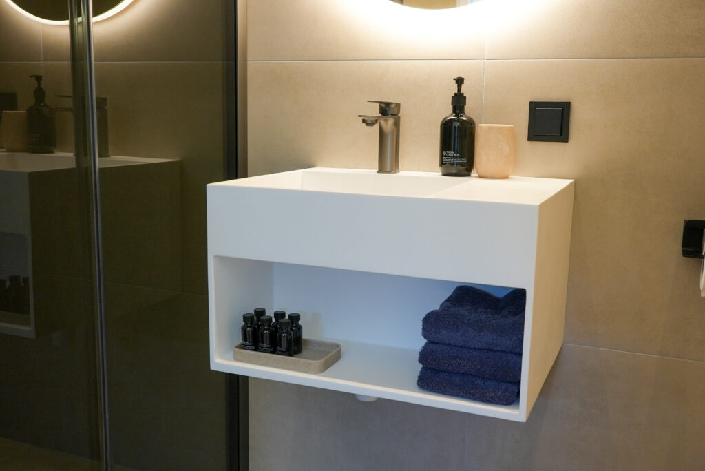 Badkamer met inloopdouche in Bed & Breakfast De Koningshoeve