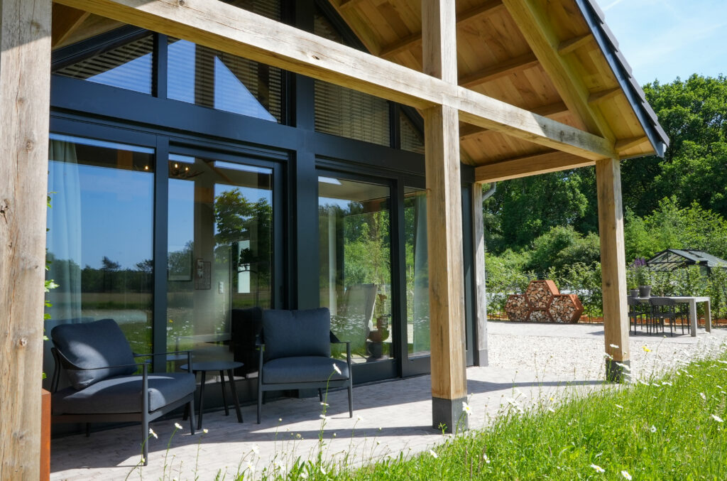 Veranda van Bed & Breakfast De Koningshoeve in Staverden